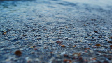宏蓝色的海水溅海贝沙子海滩慢运动海波